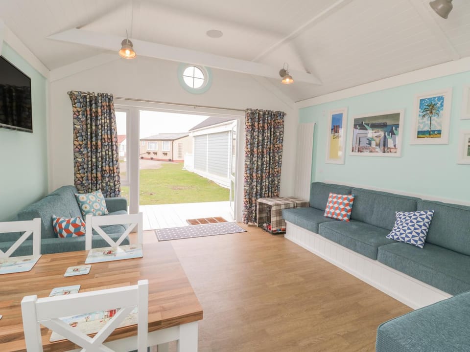 Shore Thing 280 House in England
