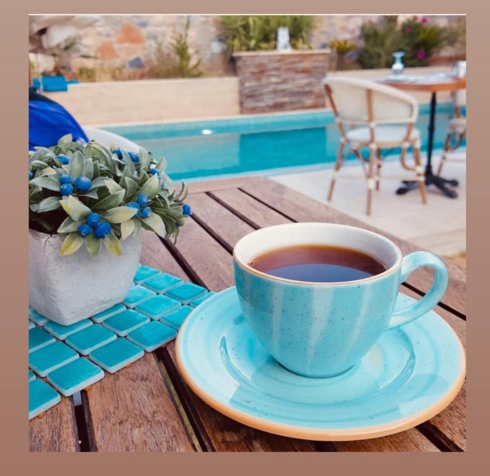 Patio, Day, Coffee/tea facilities, Pool view