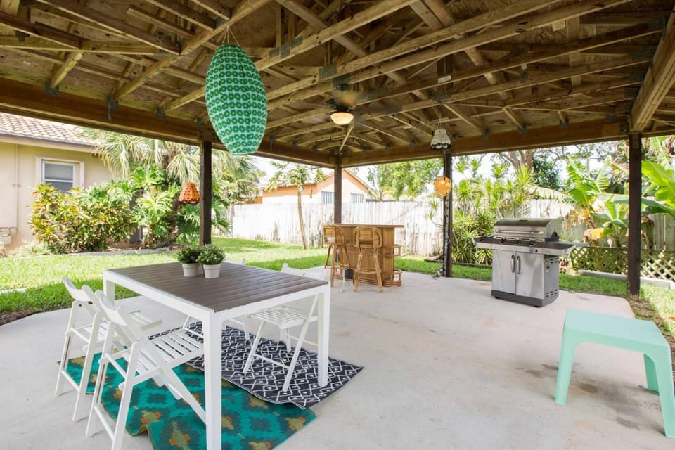 Casa Del Sol Pool Bungalow Sleeps 8 Near Beach House in Lake Worth