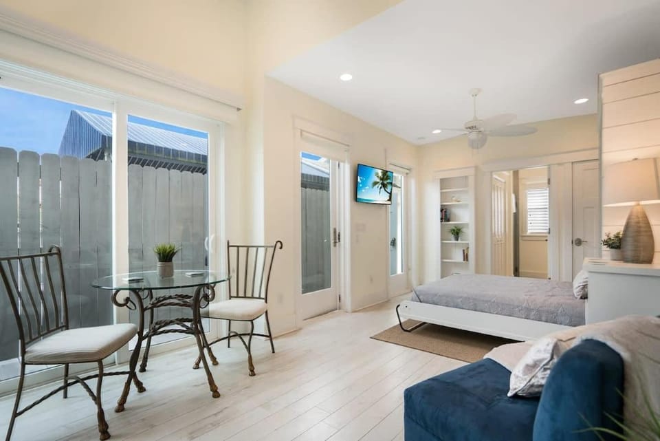 Mod Studio - 100 Steps to the Beach, Pets OK, Private Deck! Apartment in Saint Augustine Beach
