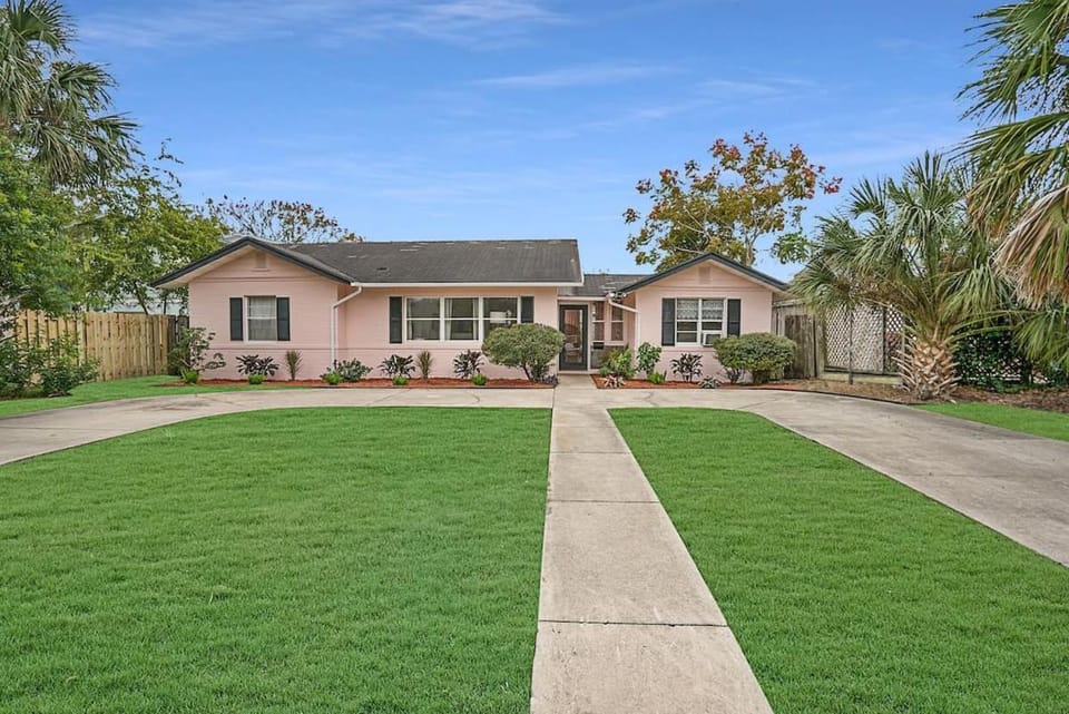 Pink House Prime Location Walk to Downtown Dogs OK House in Saint Augustine