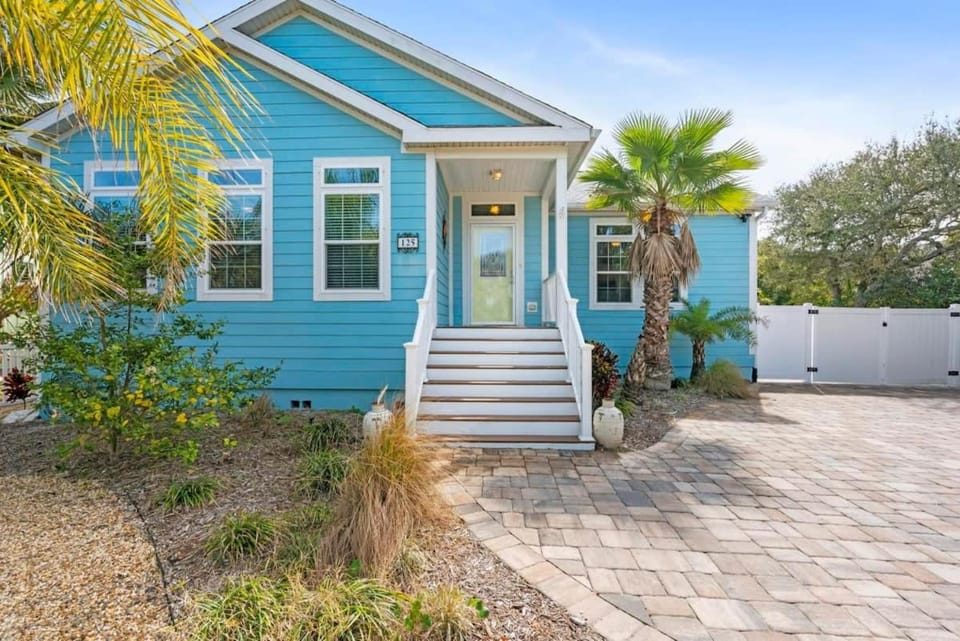 Sparkling Blue Pool Home! Walk to Beach, Publix House in Vilano Beach
