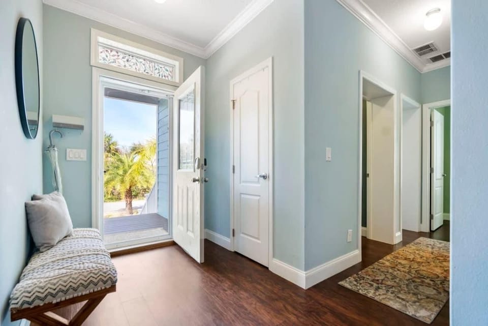 Sparkling Blue Pool Home! Walk to Beach, Publix House in Vilano Beach
