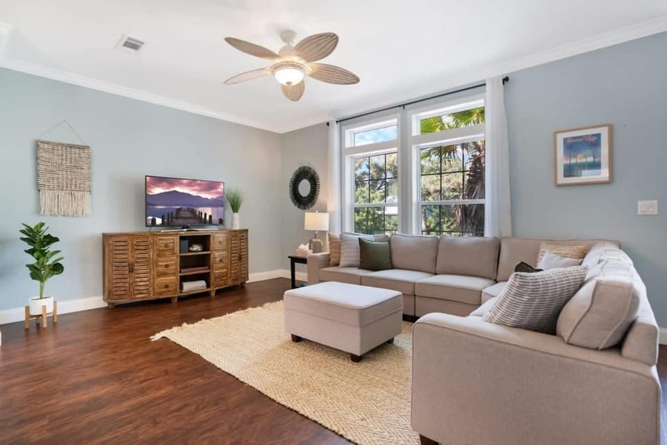 Sparkling Blue Pool Home! Walk to Beach, Publix House in Vilano Beach