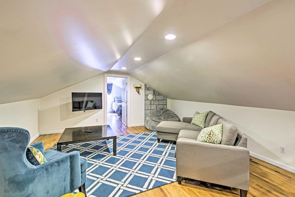 Updated Rustic Retreat Cabin Walk to Payette Lake Cabin in McCall