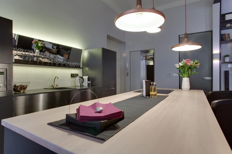 Kitchen or kitchenette, Dining area
