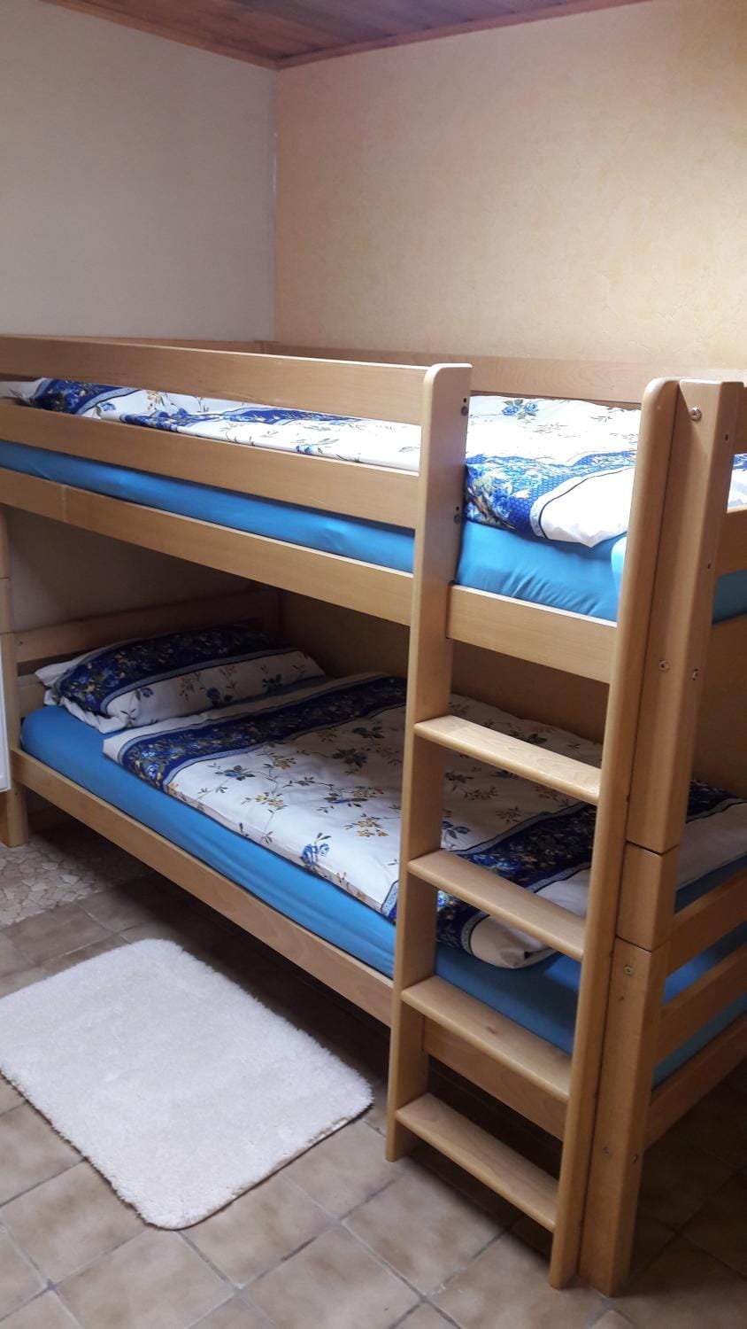 Bedroom, bunk bed