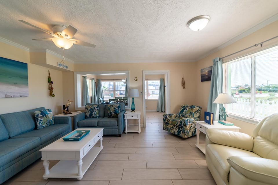 Emerald Beach Cottage House in Lower Grand Lagoon
