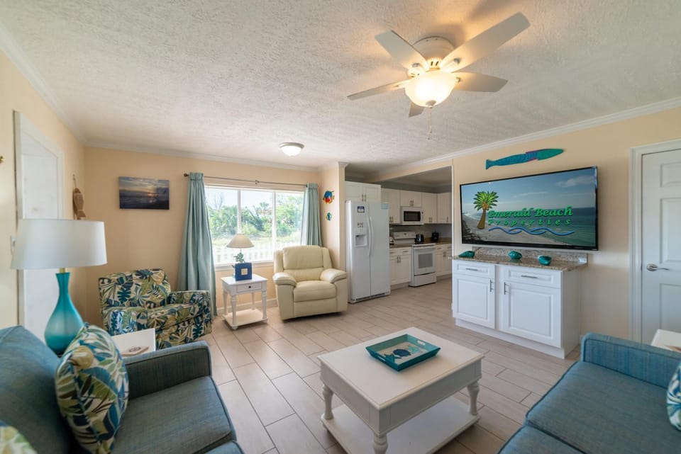 Emerald Beach Cottage House in Lower Grand Lagoon