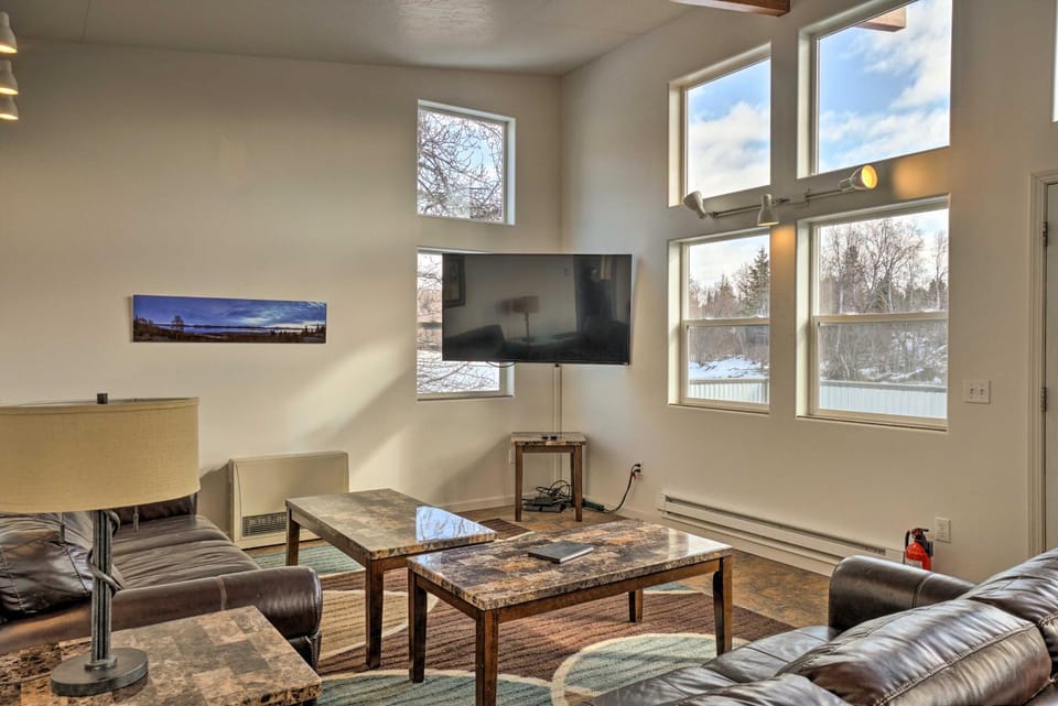 Pet-Friendly Duplex w/ Northern Lights Aurora View Apartment in Fritz Creek