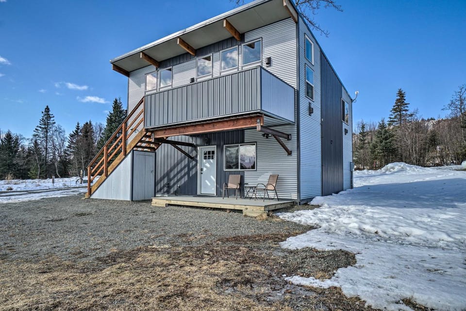 Pet-Friendly Duplex w/ Northern Lights Aurora View Apartment in Fritz Creek