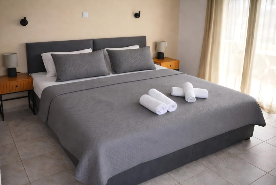 Bed, Photo of the whole room, Bedroom, towels