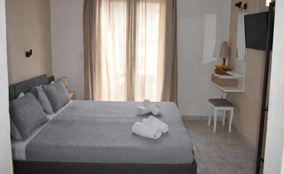 Bed, TV and multimedia, Photo of the whole room, Bedroom, towels