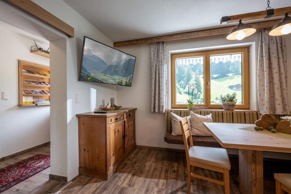 Communal lounge/ TV room, TV and multimedia, Dining area