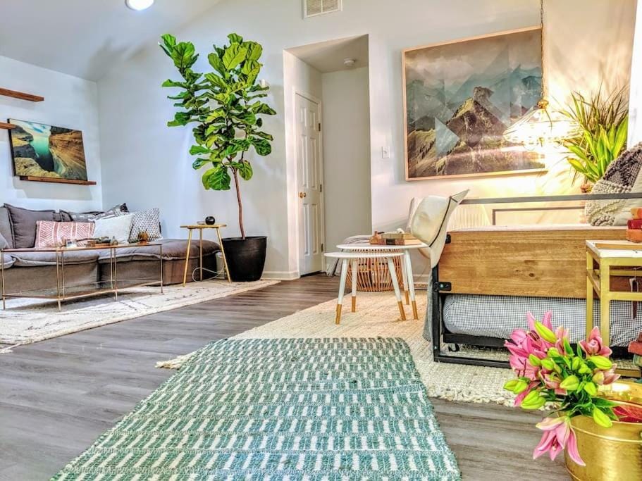 RARE Downtown Matthews walk 2 shops restauraunts hike CLT 2 Bedroom not 3br House in Matthews