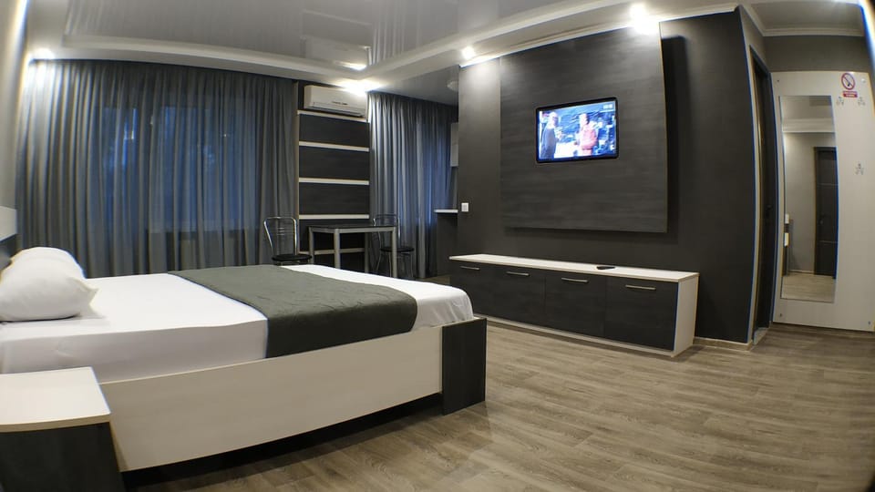 Communal lounge/ TV room, Bed, TV and multimedia, Photo of the whole room, Bedroom