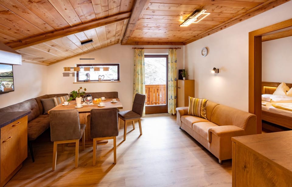 Living room, Dining area, Food