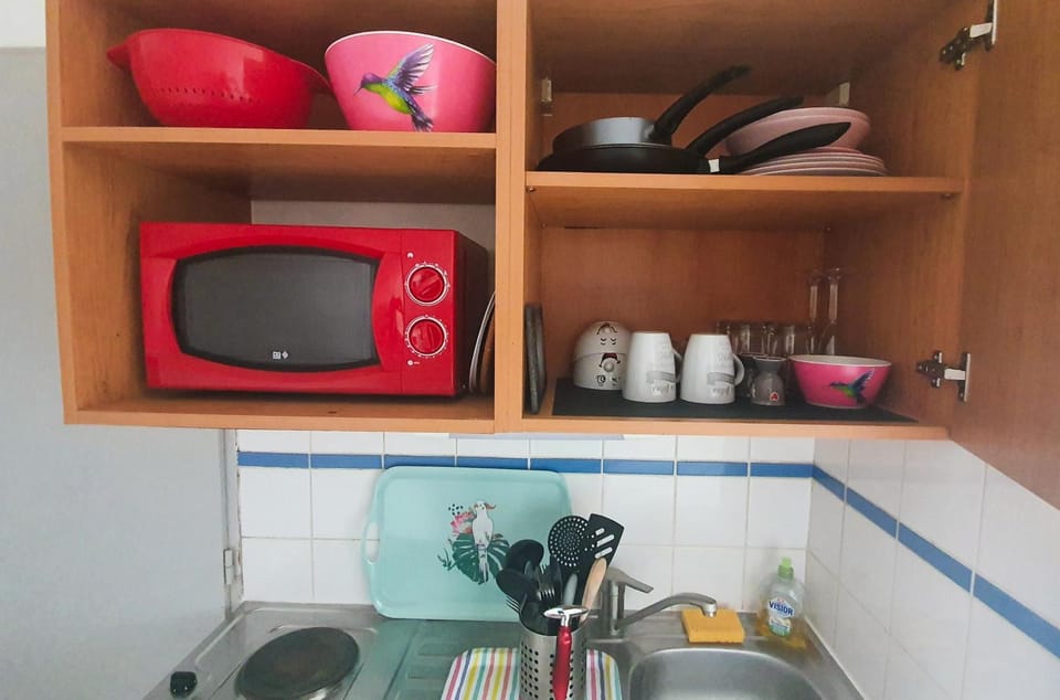 Coffee/tea facilities, Kitchen or kitchenette, stove, toaster