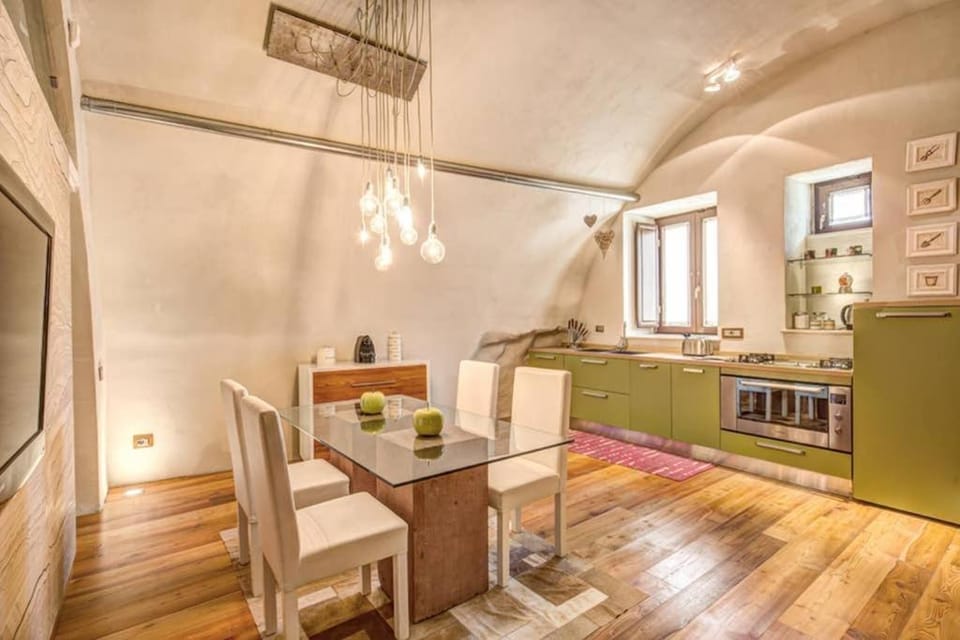Kitchen or kitchenette, Dining area