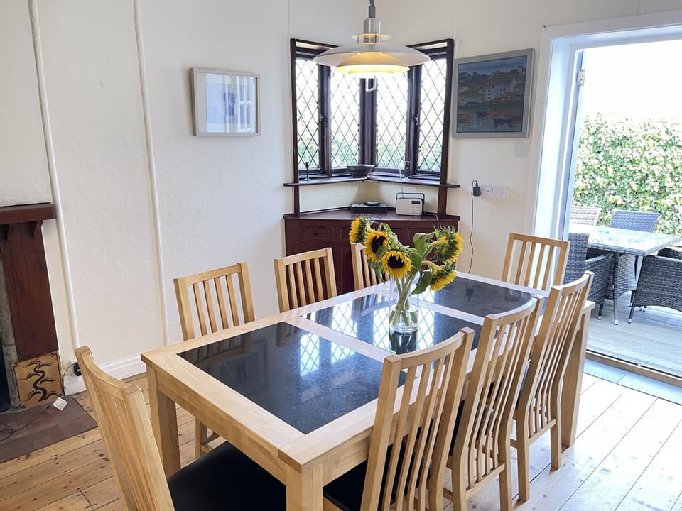 Property building, Seating area, Dining area