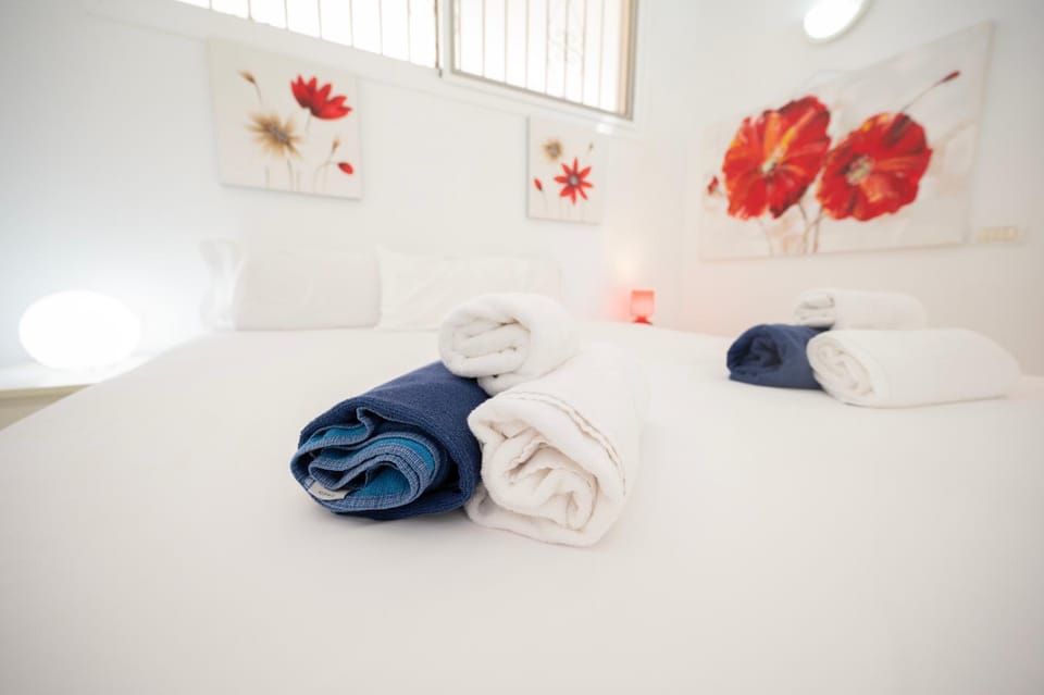 Bed, Photo of the whole room, Bedroom, towels
