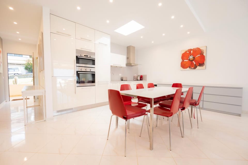 Kitchen or kitchenette, Dining area, oven