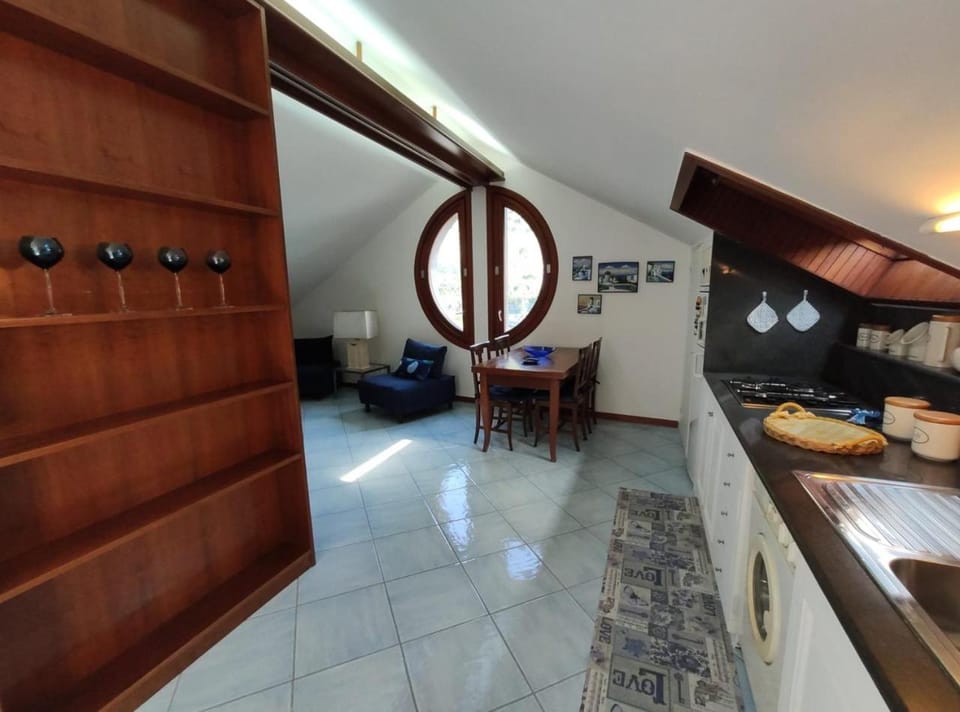 Kitchen or kitchenette, Seating area