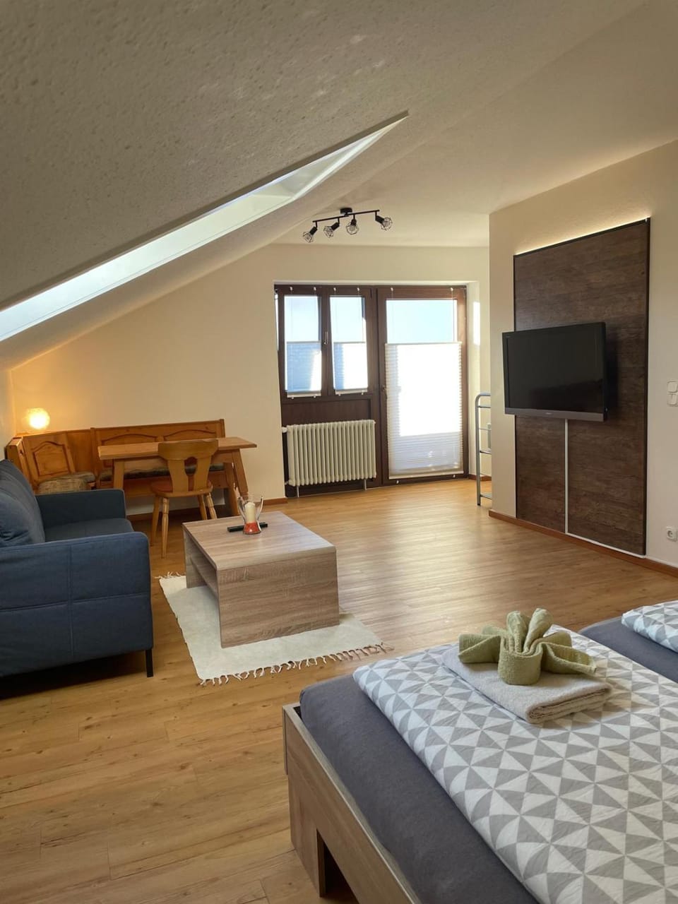 Bed, TV and multimedia, Living room, Photo of the whole room, Seating area