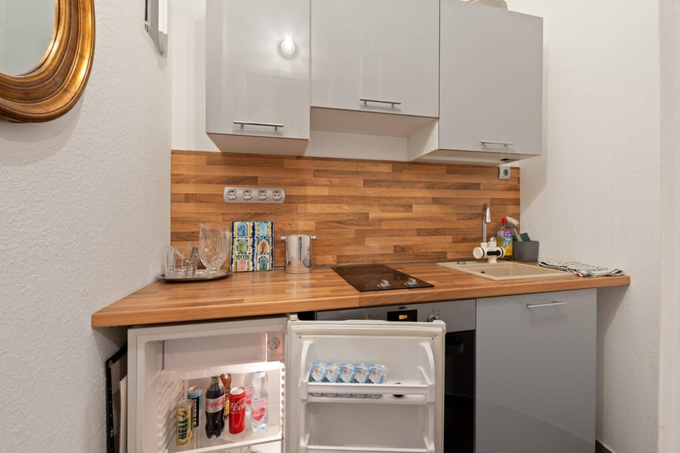 Kitchen or kitchenette, Drinks, Alcoholic drinks, Non alcoholic drinks, minibar, oven, stove