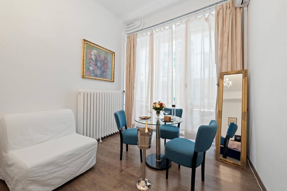 Bed, TV and multimedia, Photo of the whole room