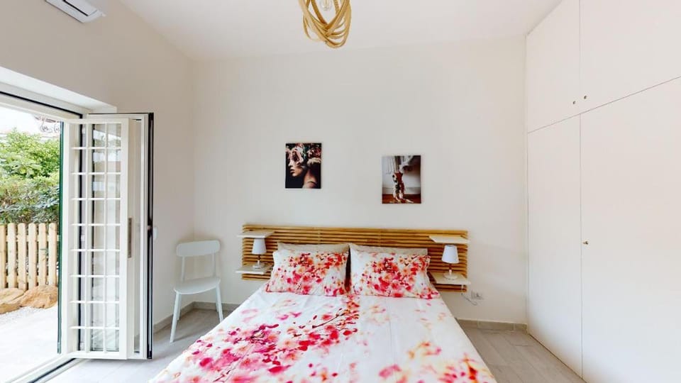 Bed, Photo of the whole room, Decorative detail, pet friendly