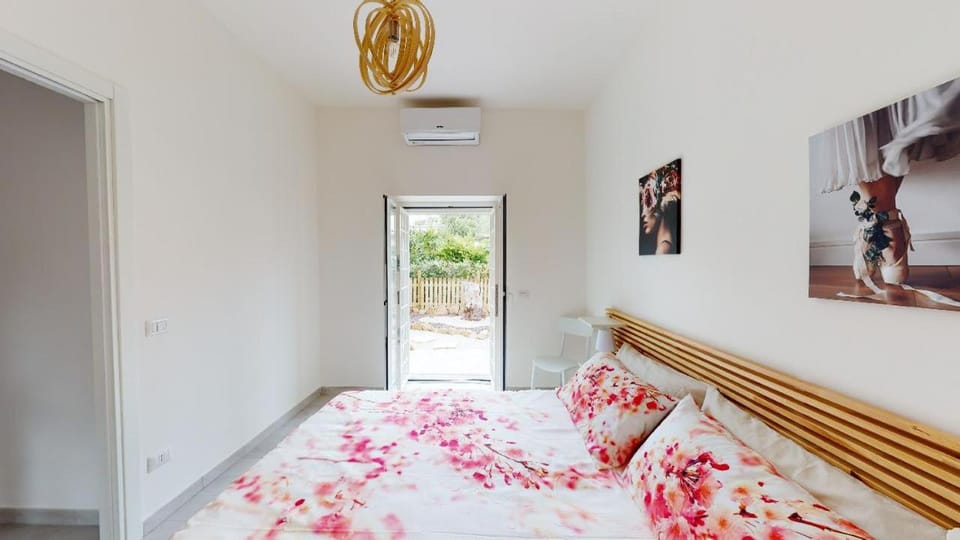 Bed, Photo of the whole room, Decorative detail, Bedroom