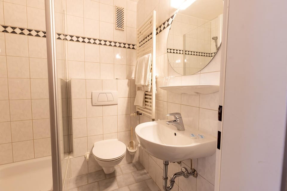 Shower, Toilet