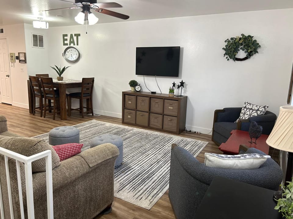 Red Hen Rental - 2 bed with 1 FULL bath 1 HALF bath FULL Kitchen Apartment in Cedar City