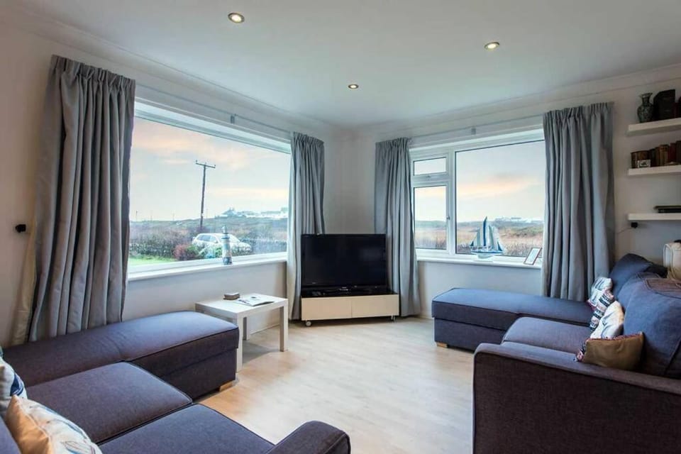 Ty DERYN - SLEEPS 6-SPACIOUS FAMILY HOLIDAY HOME House in Trearddur Bay