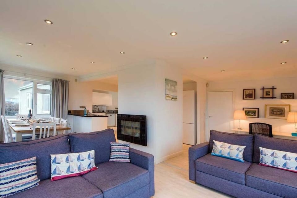 Ty DERYN - SLEEPS 6-SPACIOUS FAMILY HOLIDAY HOME House in Trearddur Bay