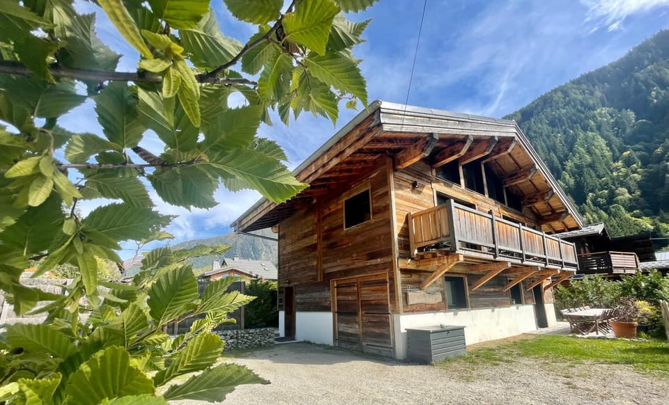 Chalet le petit Nicolas, jacuzzi, vue Mont Blanc Chalet in Chamonix