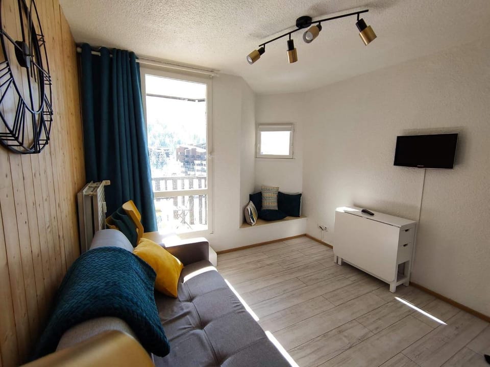 TV and multimedia, Living room, Seating area, Dining area, Mountain view