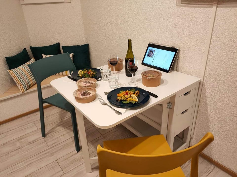 Restaurant/places to eat, Off site