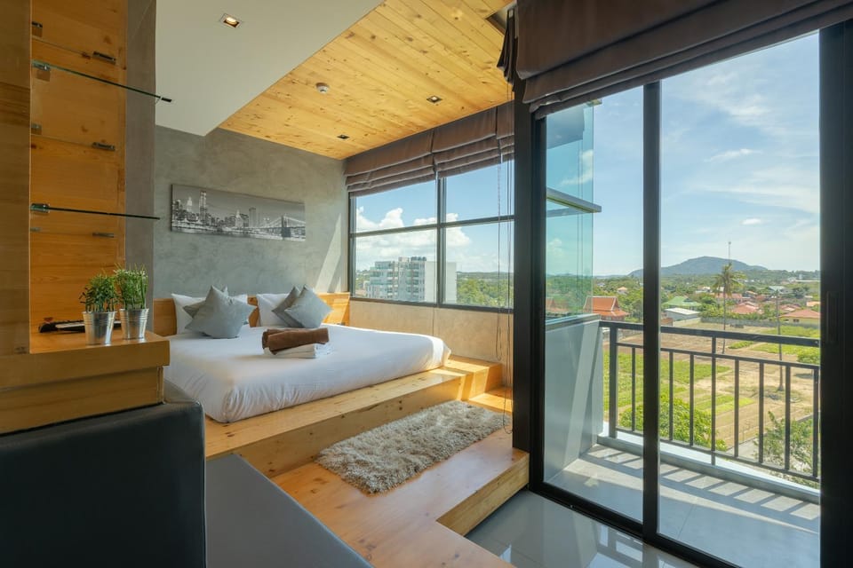 Balcony/Terrace, Photo of the whole room, Decorative detail, Seating area, Landmark view