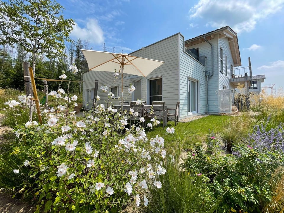 Property building, Facade/entrance, Spring, Summer, Garden, Balcony/Terrace, Balcony/Terrace, Garden view