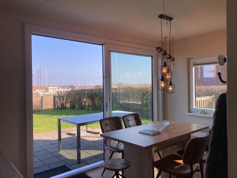 6pers. Lauwersmeer Lakefront. Nirvana house with sauna, pellet stove House in Anjum