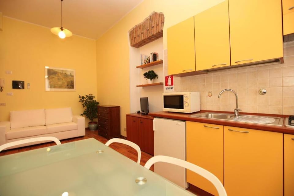 Kitchen or kitchenette, Dining area, minibar, oven, stove