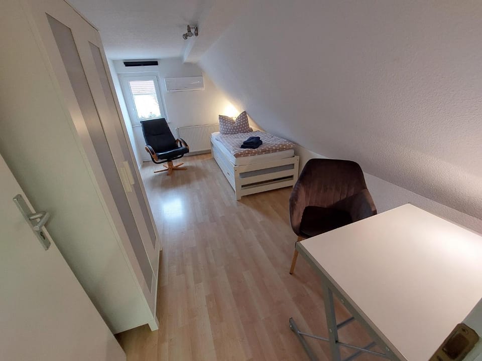 Bed, Photo of the whole room, Seating area