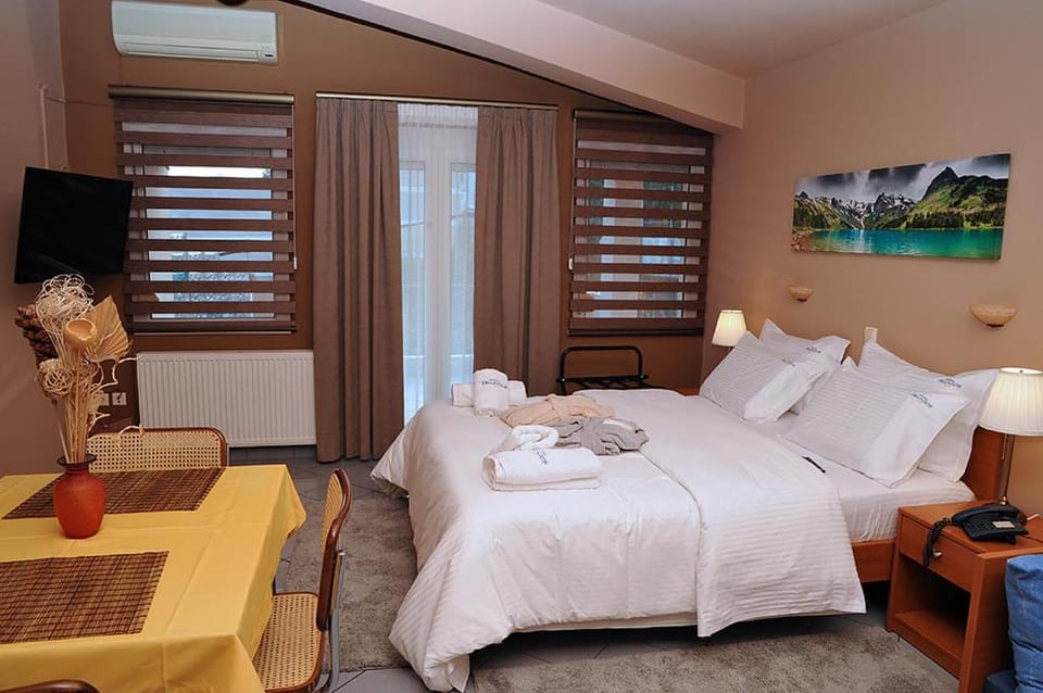 TV and multimedia, Coffee/tea facilities, Dining area, Bedroom
