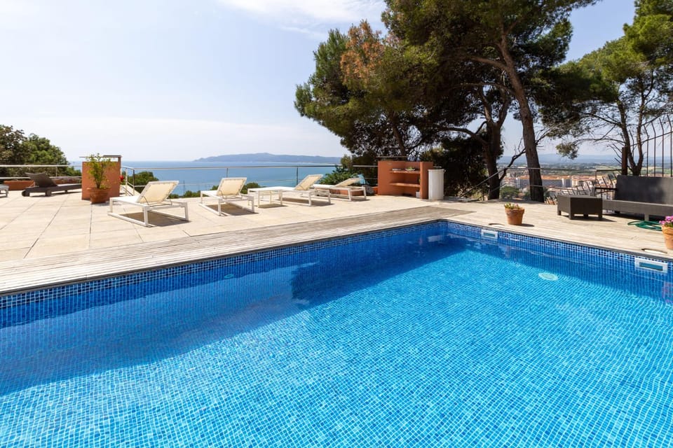 Impresionantes vistas al mar con piscina privada House in Baix Empordà
