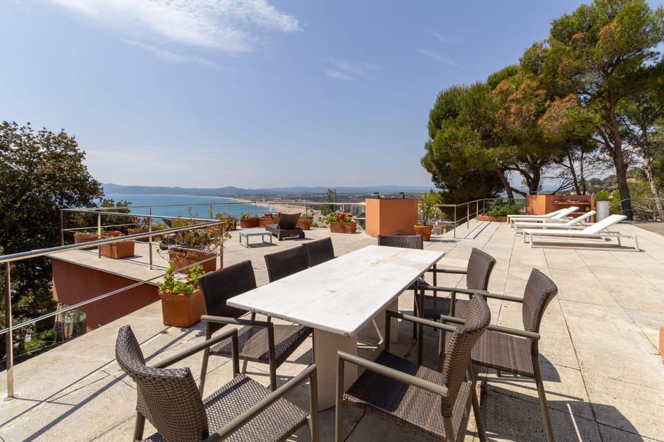 Impresionantes vistas al mar con piscina privada House in Baix Empordà