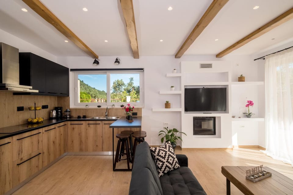 Living room, Seating area, Dining area, kitchen