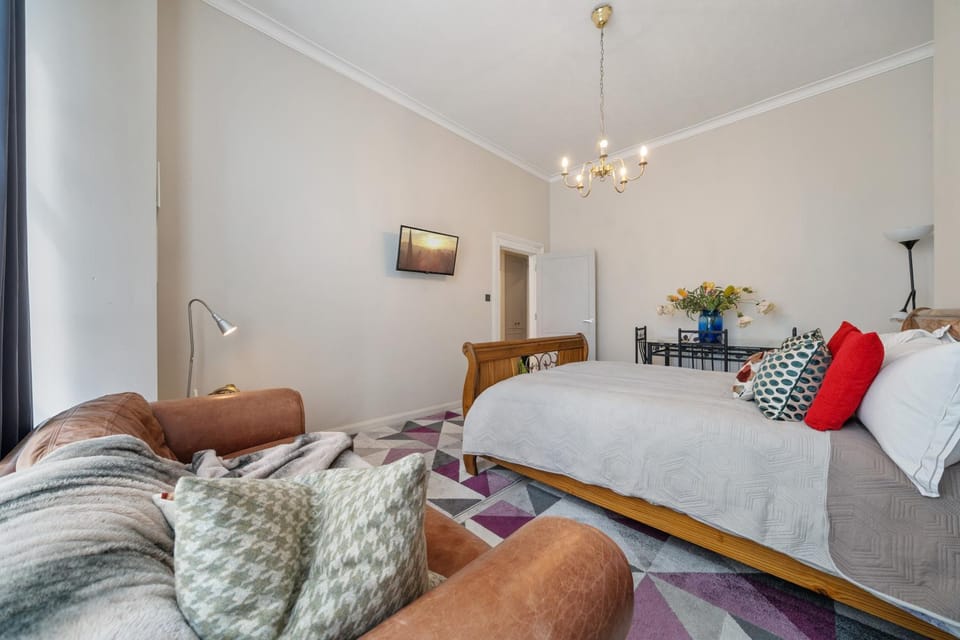 Bed, TV and multimedia, Living room, Photo of the whole room, Seating area, Bedroom