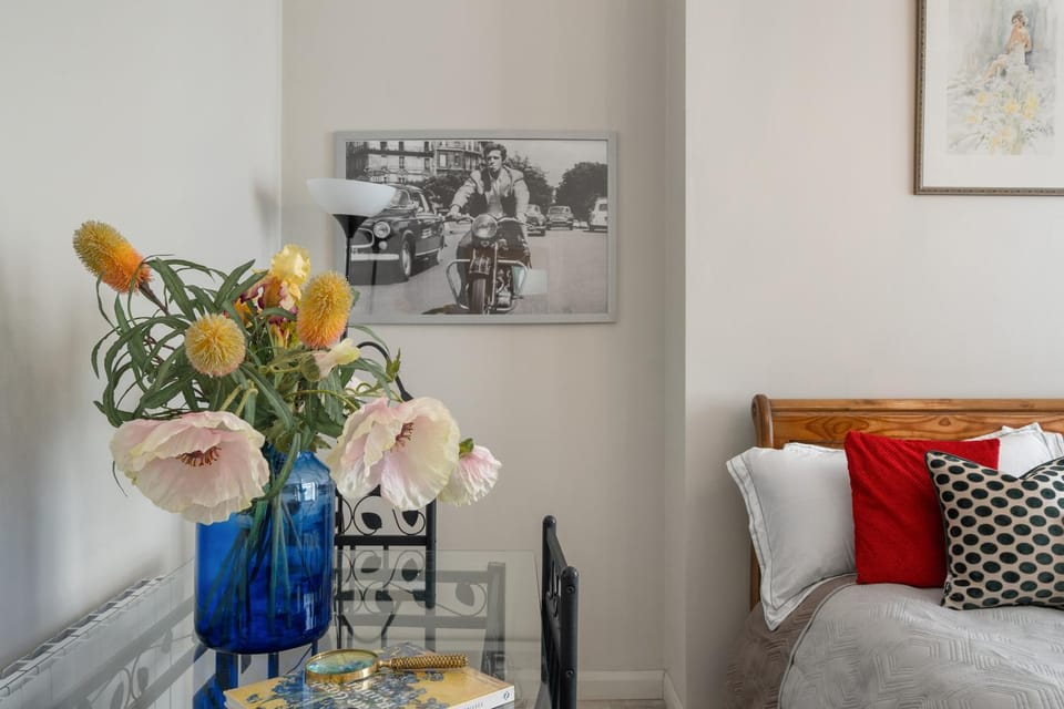 Bed, Living room, Photo of the whole room, Decorative detail, Seating area, Bedroom